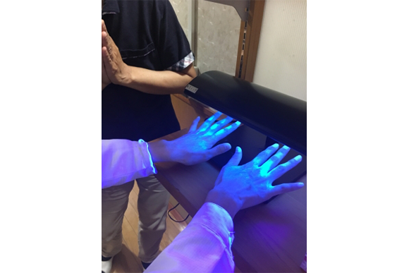 ブラックライトを使った洗い残し確認